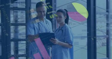 İnsanlar tableti tıkırdatırken tıp uzmanları verileri analiz ediyor ve çizelgeleri değiştiriyor. Sağlık, işbirliği, analitik, dijital, yenilik, takım çalışması, klinik