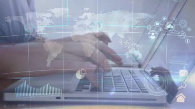 Görünüşü ve elleri üst üste koy. Harita bölgelerini işaretle ve çizelgeleri görüntüle. Teknoloji, analitik, veri görselleştirme, dijital arayüz, iş, uzaktan çalışma, bağlantı