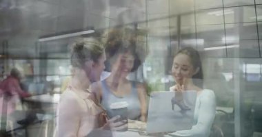 Profesyoneller kahve fincanı değiş tokuşunda dizüstü bilgisayarı açıp iş belgelerini yüklüyorlar. İşbirliği, takım çalışması, çalışma alanı, modern, teknoloji, iletişim, ofis