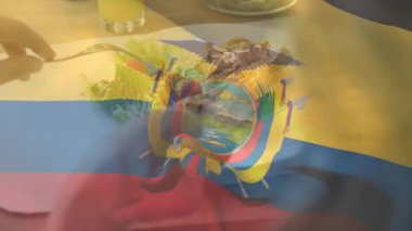 Çocuk kahvaltıda marul toplarken anne, sağlıklı olmak için portakal suyunu yudumlarken makarnaya rehberlik ediyor. Aile, yemek zamanı, aile içi, sağlıklı, samimi, doğal, uyum.