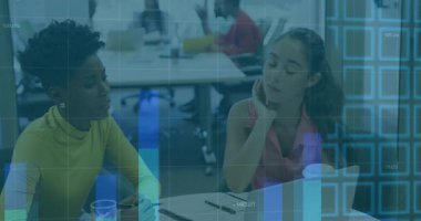 İki meslektaş dizüstü bilgisayarı açıyor ve iş verilerine işaret ediyor, grafikleri analiz ediyor. İşbirliği, analitik, takım çalışması, veri görselleştirme, profesyonel, modern, iş