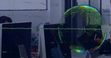 Bir kadın ekranı kalemle işaret ediyor ve dünya iş verilerini göstermek için şekillenirken arızayı başlatıyor. İşbirliği, yenilik, veri, teknoloji, dijital, fütüristik, modern