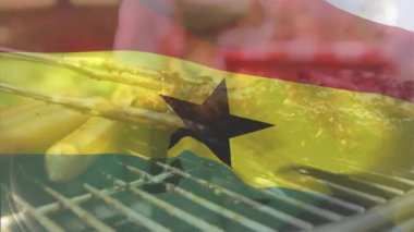 Aşçıyı sosis ve etle ızgaranın üzerine şiş yerleştirirken gösteriyor. Dönüyor ve eşit pişirmek için takla atıyor. Barbekü, ızgara, şiş, alev, mutfak, açık hava, yemek