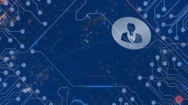 Mavi büyü ızgarası açılıyor, devre çizgileri canlandırılıyor, titreşen HUD halkası, profil haritalama ağı bağlanıyor. Teknoloji, siber güvenlik, veri görselleştirme, dijital ağ, fütüristik, soyut, yenilik