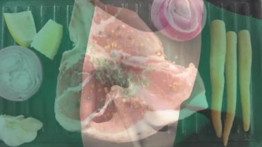 Yukarıdan giriliyor, aşçının elini kaldırıyor, domuz pirzolası doğruyor sonra da pişirmek için otlar serpiyor. Mutfak gereçleri, aşçılık, kırsal, baharat, ızgara, organik, gıda tasarımı