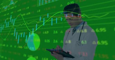 Finansal tablolara bakıp yükselen eğilimi analiz eden notlar yazmak. Finans, analitik, iş, teknoloji, veri, profesyonel, danışma