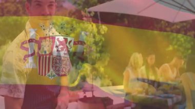 Şef havuz başında et çeşnisi hazırlıyor, arkadaş olarak adımları değiştirip, yiyecek örneklerini açıklıyor. Açık hava, eğlence, yemek pişirme, sosyal, rahatlama, canlı, yaşam tarzı