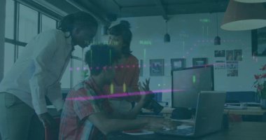 Borsa çizelgeleri dizüstü bilgisayardaki verileri analiz eden ve finans için DSLR kameralarını gösteren meslektaşları canlandırıyor. Profesyonel, işbirliği, modern, teknoloji, yaratıcı, analitik, takım çalışması