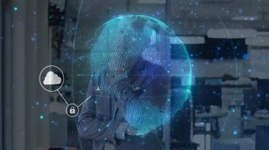 Olgun erkek teknisyen, güvenli ağı birbirine bağlayan bulut kilidi ve avatar simgelerini gözlemliyor. Gelecekçi, yenilikçi, bağlantı, dijital, teknoloji, profesyonel, veri