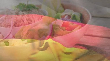 Sıcak bantlar pirinç kasesini süpürüyor, el değiştiren kase, örtüyor ve peçete bastırıyor, kamera eğiliyor. Yiyecek, kırsal, minimalist, sağlık, beslenme, hazırlık, doğal