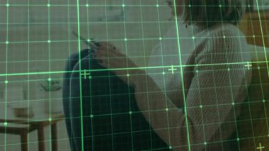 Kanepede akıllı telefonları dinleyen bir kadın kupa ile dijital yeşil şebeke tarama etkinliğini başlatıyor. Teknoloji, bağlantı, dijital, iletişim, yenilik, modern, ekran