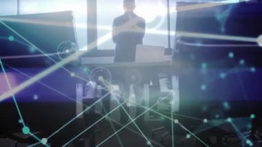 Ofisteki pencereden bakan bir iş adamı, iş teknolojisi yoğun bir şekilde bilgisayarı ortaya çıkarıyor. Kurumsal, yenilikçi, teknoloji, fütürist, yönetici, düşünceli, çalışma alanı