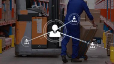 Kutuları istiflerken ağ simgeleri genişlerken bir adam forklift 'i koridora ulaşırken itiyor. Depo, lojistik, envanter, teknoloji, tedarik zinciri, sanayi, otomasyon