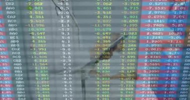 Mali veri kaydırma yapan doktorlar tableti tıklatıyor ve analitiği üst üste bindirme olarak gözden geçiriyorlar. Teknoloji, analitik, işbirliği, sağlık, kurumsal, veri görselleştirme, profesyonel