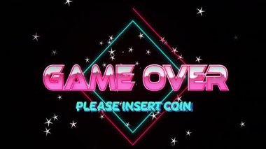 Pembe Oyun YÖNETMEN metin döndürme merkezi, mavi sufle değişimi, yıldızlar yanıp sönerken elmas animasyonu. Neon, retro, arcade, animasyon, dijital, parıltı, canlı