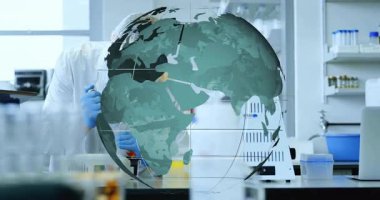 Bilim adamı 3 boyutlu küreyi döndürürken pipetlemeye başlıyor ve meslektaşı araştırma için verileri kontrol ediyor. Araştırma, yenilik, teknoloji, işbirliği, bilimsel, keşif, analitik