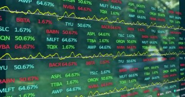 Şeffaf panel, ağaçların arasında belirdi. Kalbin hareket ettiğini gösteren sarı çizgi uçuculuğu. Teknoloji, finans, veri, analitik, yenilik, sürdürülebilirlik, açık hava