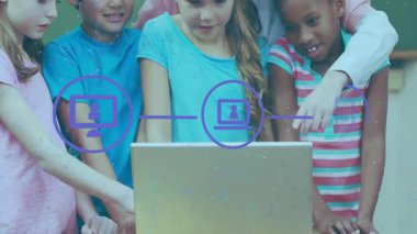 Öğretmenler işbirliği yaparken dizüstü bilgisayara yaslanan ve aygıt simgelerini etkinleştiren çocuklar. İşbirliği, eğitim, takım çalışması, yenilik, dijital, öğrenme, kırtasiye