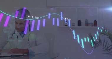 Orta yaşlı erkek doktor, şamdan çizelgesini açıp ölçümleri gösterirken masanın üzerine notlar yazıyor. Sağlık, analiz, profesyonel, veri görselleştirme, tıbbi, iş, modern