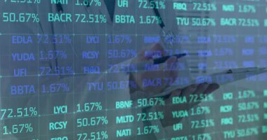 Sağlık kliniğinde notlar yazarken ortaya çıkan ve dalgalanan yüzdeyi inceleyen doktor. Tıp, analiz, veri, araştırma, sağlık, hassasiyet, kavrayış