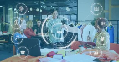 Baş sunucu beyaz gömlek seçiyor ve AR UI renklendirme işbirliği araçlarını etkinleştiriyor. İşbirliği, yenilik, teknoloji, yaratıcılık, takım çalışması, çalışma alanı, moda