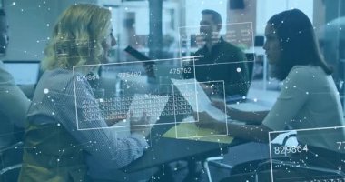 Ofis arkadaşları dosyaları holografik paneller olarak gözden geçiriyorlar verileri güncellemede zayıflıyorlar ve sayfaları paylaşıyorlar. İşbirliği, teknoloji, veri, profesyonellik, iletişim, yenilik, çalışma alanı