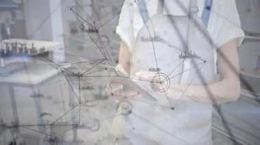 Kadın teknisyen tıkırtı tableti, AR örtüsünü gösterge grafikleriyle etkinleştiriyor. Teknoloji, veri görselleştirme, endüstriyel, yenilik, analitik, otomasyon, mühendislik