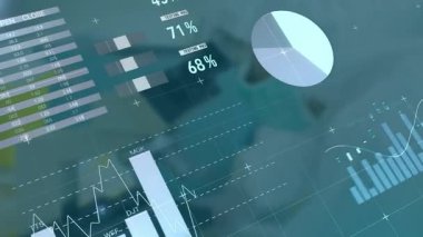 Kontrol paneli masanın üzerinde beliriyor, analistler mali tabloları ve izleme ölçümlerini gözden geçiriyorlar. Teknoloji, veri, analitik, görselleştirme, finans, iş dünyası, modern