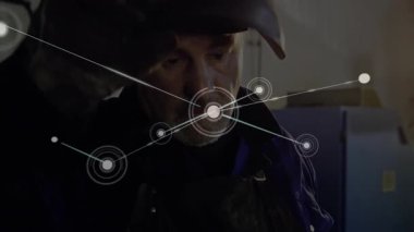 Kaynak kaskı kaldırma vizörü ter bandını gösteriyor ağ düğümleri gövde üzerinde teknoloji ağı oluşturuyor. Sanayi, teknoloji, bağlantı, siber, dijital, yenilik, mühendislik