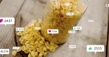 Duraksama sona erdiğinde, sosyal medya ölçüm baloncukları kavanozun etrafında beliriyor makarna dökülüyor, nişan gösteriliyor. Rustik, aşçı, dijital, modern, topluluk, etkileşim, organik