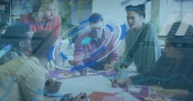 Pembe gömlekli meslektaşlar iş fikri için verileri gözden geçiriyorlar. İşbirliği, takım çalışması, yenilik, veri görselleştirme, masaüstü, modern, kurumsal