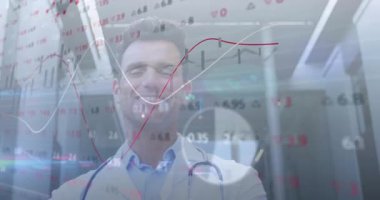 Laboratuvarda steteskopla duran bir doktor. Artan finansal büyümenin arkasında kırmızı çizelge var. Profesyonel, analitik, çağdaş, sağlık, yenilik, veri görselleştirme, kurumsal