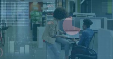 İş kadını, iş arkadaşının çizelgeleri kaydırırken dizüstü bilgisayarı işaret ederek metrik incelemeye başlıyor. İşbirliği, analitik, dijital, takım çalışması, yenilik, veri görselleştirme, kurumsal