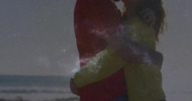 Bir çift kıyı şeridinde kucaklaşıyor, yıldız alanını kapladıktan ve teknoloji gösteriminde mercek patlamasını süpürdükten sonra. Romantizm, dinginlik, göksel, ortam, bağlantı, uyum, göksel düzen