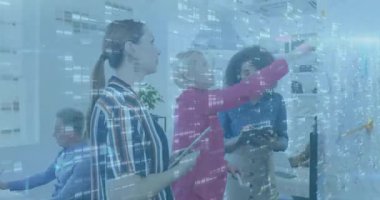 Şeffaf paneldeki bilişim ekibi, analist planlama için stil vurgulama kodu kullanıyor. İşbirliği, yenilik, teknoloji, veri görselleştirme, takım çalışması, modern, kurumsal