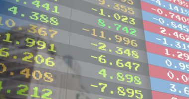 Başlangıçta dijital saat güncelleme renkli değerler yukarı doğru kaydırma bina üzerinde veri döngüsü gösterilir. Veri görselleştirme, finansal teknoloji, kentsel manzara, modern tasarım, kurumsal çevre, dijital görüntü, iş analizleri