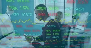 Kalp atışı yüzdeleri artarken, ofis çalışanı telefonu kaydırıyor, ekran izleme piyasası eğilimlerini inceliyor. İş, finans, teknoloji, veri, analitik, şirket, meslek