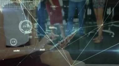 Oturan kadın tableti tıkırdatıyor, iş yerindeki çizelgeleri aşırıyor, analiz için veri örtüsünü genişletiyor. Teknoloji, dijital, yenilik, işbirliği, verimlilik, modern, veri