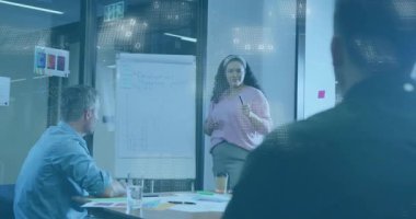 İş konuşmaları sırasında el kol hareketi yaparak ikili veri örtüsü oluşturan sunucu. Şirket, strateji, sunum, analitik, veri, takım çalışması, profesyonel