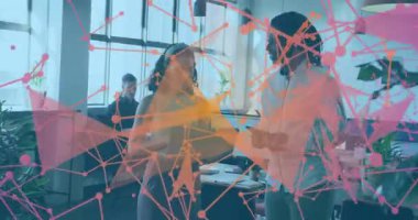 Bir kadın bilgisayarını kaldırıyor, telefonlarını dinliyor ve iş görüşmesindeki ağ bağlantılarını karşılaştırıyor. Eş çalışma, işbirliği, modern ofis, takım çalışması, dijital cihazlar, iletişim, profesyonel