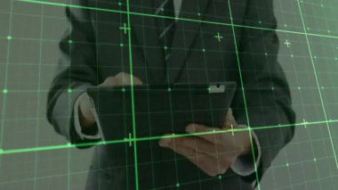 Profesyonel iş adamı elinde tablet tutuyor, tıklatıyor, araklıyor ve veri taraması yapıyor. Teknoloji, yenilik, analitik, dijital, kurumsal, fütürizm, arayüz