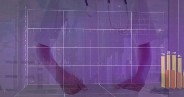 Hemşire cebe indirilmiş eller ızgaraları aktifleştiriyor parmaklıkları seyrediyor gülümsüyor, hayati organları izledikten sonra soluyor. Tıbbi, analitik, fütüristik, klinik, yenilik, teknoloji, profesyonel