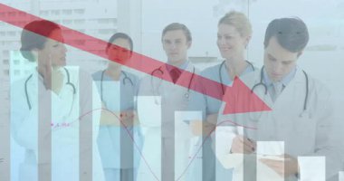 Sağlık ekibi, pencerelerden görünen kırmızı okla çizelgeye tepki göstererek veri eğilimlerini analiz ediyor. Tıbbi ekip, veri analizi, işbirliği, klinik, profesyonel, hastane, teşhis