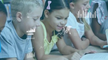 Kütüphanede kitap okuyan okul çocukları, grup etrafında yükselen grafikler. Gençlik, eğitim, işbirliği, veri görselleştirme, okur yazarlık, öğrenme, yenilik