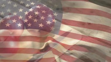 Bayrak, vatanseverlik hissini uyandırmak için tahta tahtada elma ve bıçakla hafif bir dalgalanma yaratıyor. Vatansever, köylü, minimalist, aşçı, ev, kutlama, geleneksel