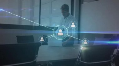 Konferans odasında dizüstü bilgisayarda yazı yazmak, odayı dolduran yumurtlama düğümleri, ağ oluşturma. Teknoloji, bağlantı, dijital, yenilik, iş, iletişim, modern