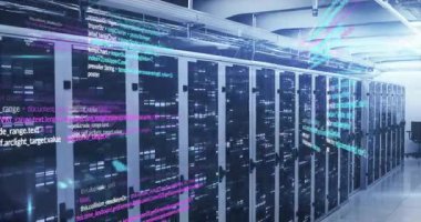 Kamera havada asılı duruyor. Turkuaz mor kod başlatılıyor. Raflarda yüzüyor. Teknoloji, siber güvenlik, dijital, yenilik, ağ, sunucu, veri