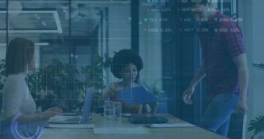 Adam klasör verilerini karşılaştırırken aynı zamanda klasörü getiriyor ve finansal örtüşme başlatılıyor. İşbirliği, takım çalışması, modern, profesyonel, veri, analitik, kurumsal