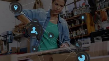 Matkapla delindiğinde tezgahta sondaj yapan kadın dijital bağlantıyı gösteren animasyon simgeleriyle ona vuruyor. Sanatçı kadın, yenilik, teknoloji, yaratıcılık, kesinlik, işçilik, dijital