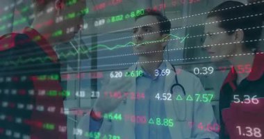 Paramedikler, şeffaf veri örtüşmesi konusunda uzlaşma sağlamak üzere doktora doğru hareket ediyorlar. Tıbbi ekip, işbirliği, veri görselleştirme, sağlık, hastane, iletişim, profesyonel